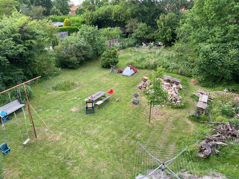 Parkachtige tuin vlakbij de Biesbosch "ALLEEN VOOR FIETSERS". Hooge Zwaluwe, Nederland