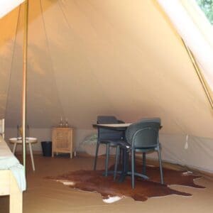 Bell tent midden tussen de weilanden. Niawier