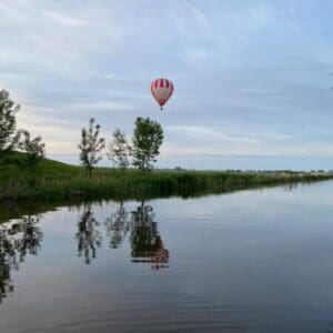 Camping bij rivier en Friese natuurpark. Munnekezijl