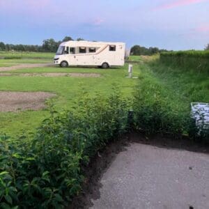 Canping de Kleine Fliert ligt aan een rustig landweggetje in het buitengebied. Achterveld