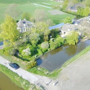 Groene tuin aan het water dichtbij Hoorn. Berkhout