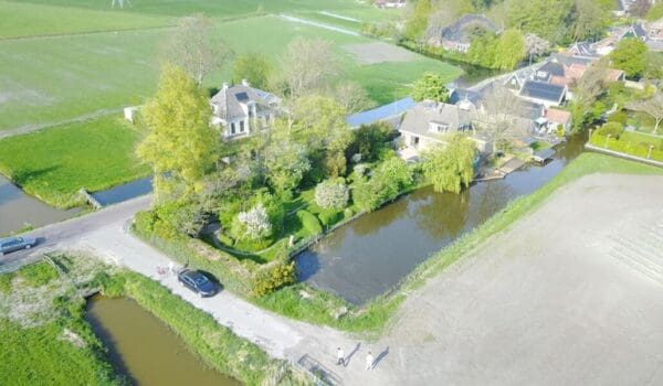 Groene tuin aan het water dichtbij Hoorn. Berkhout