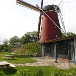 Kampeer bij de monumentale Wenninkmolen in de Achterhoek. Aalten