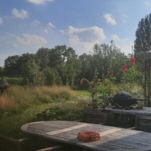 Kamperen in Utrecht met uitzicht op de dijk en weiland. Rhenen