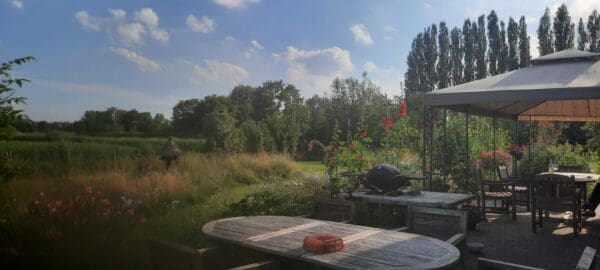 Kamperen in Utrecht met uitzicht op de dijk en weiland. Rhenen