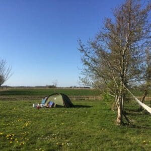 Kamperen in de fruitboomgaard van Hoopmanna's Pleats. Boer