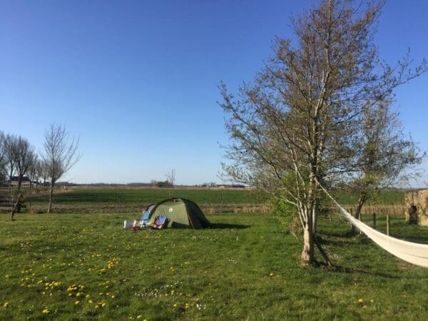 Kamperen in de fruitboomgaard van Hoopmanna's Pleats. Boer