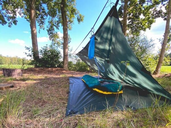 Kamperen tussen de bomen in Friesland