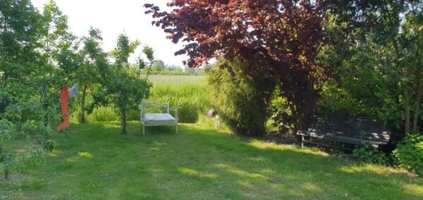 Landelijke tuin in natuurgebied. Motorrijders ook welkom!. kwadendamme