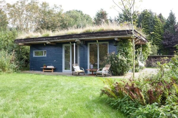 Huisje in de natuur met een grasdak vlakbij de natuurgied de Kampina.. Haaren